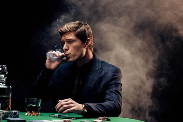 Jóképű Ember Dohányzás Szivart Fekete Füst — Stock Fotó