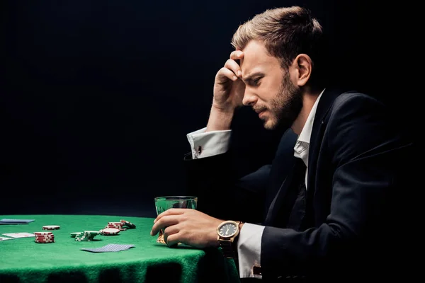 Homem Frustrado Segurando Vidro Perto Mesa Poker Isolado Preto — Fotografia de Stock