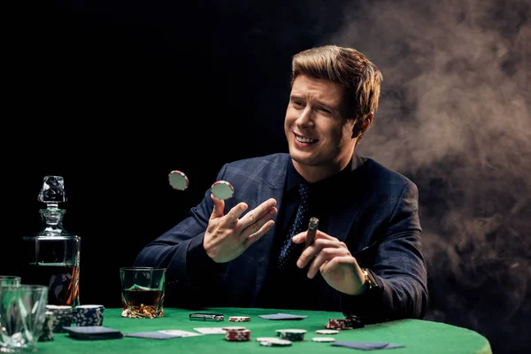 Uomo Allegro Gettando Aria Poker Chips Sigaro Sul Nero Con — Foto Stock