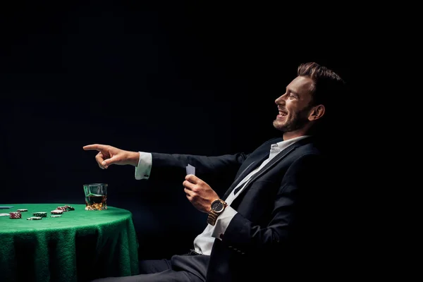 乌克兰基辅 2019年8月20日 快乐的男人用手指指指 拿着用黑色隔开的扑克牌 — 图库照片