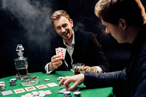 Quiiv Ucrânia Agosto 2019 Foco Seletivo Homem Feliz Segurando Cartas — Fotografia de Stock