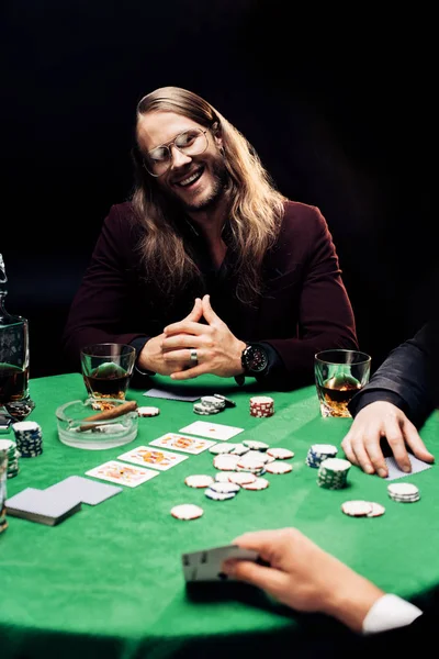 Kyiv, Ukrayna - 20 Ağustos 2019: siyah üzerine izole edilmiş poker oynarken hile yapan erkeklerin görüntüsü 