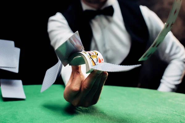 Kiev Oekraïne Augustus 2019 Geknipte Weergave Van Croupier Gooien Lucht — Stockfoto