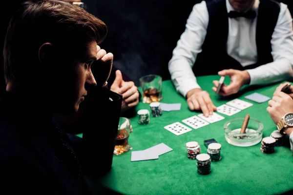 Kyiv Ukrayna Ağustos 2019 Poker Masasına Yakın Bir Adamın Seçici — Stok fotoğraf