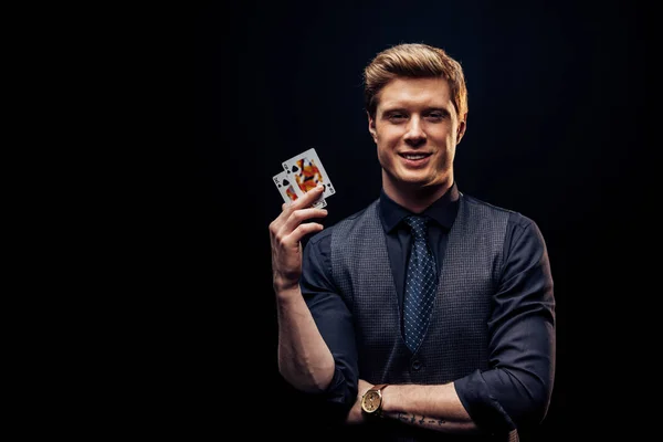 乌克兰基辅 2019年8月20日 快乐的男人拿着孤零零的黑色扑克牌 — 图库照片