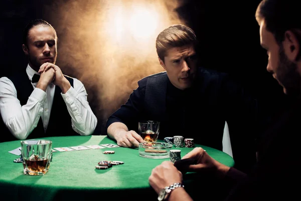 Kyiv Ucrania Agosto 2019 Hombres Guapos Jugando Póquer Cerca Croupier — Foto de Stock