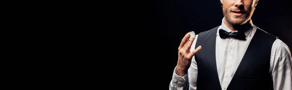 Панорамний Знімок Бородатого Чоловіка Який Тримає Покерний Чіп Ізольовано Чорному — стокове фото