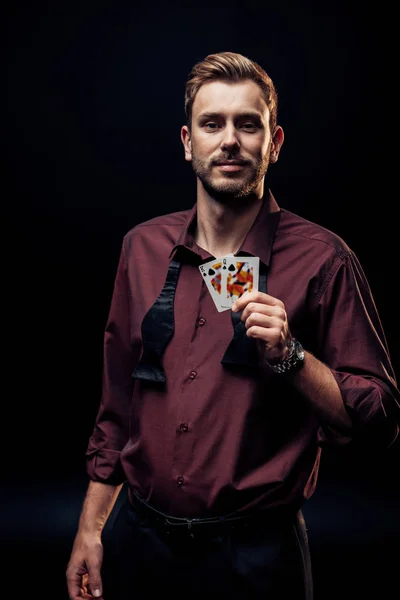 Quiiv Ucrânia Agosto 2019 Homem Barbudo Sorridente Segurando Cartas Isoladas — Fotografia de Stock