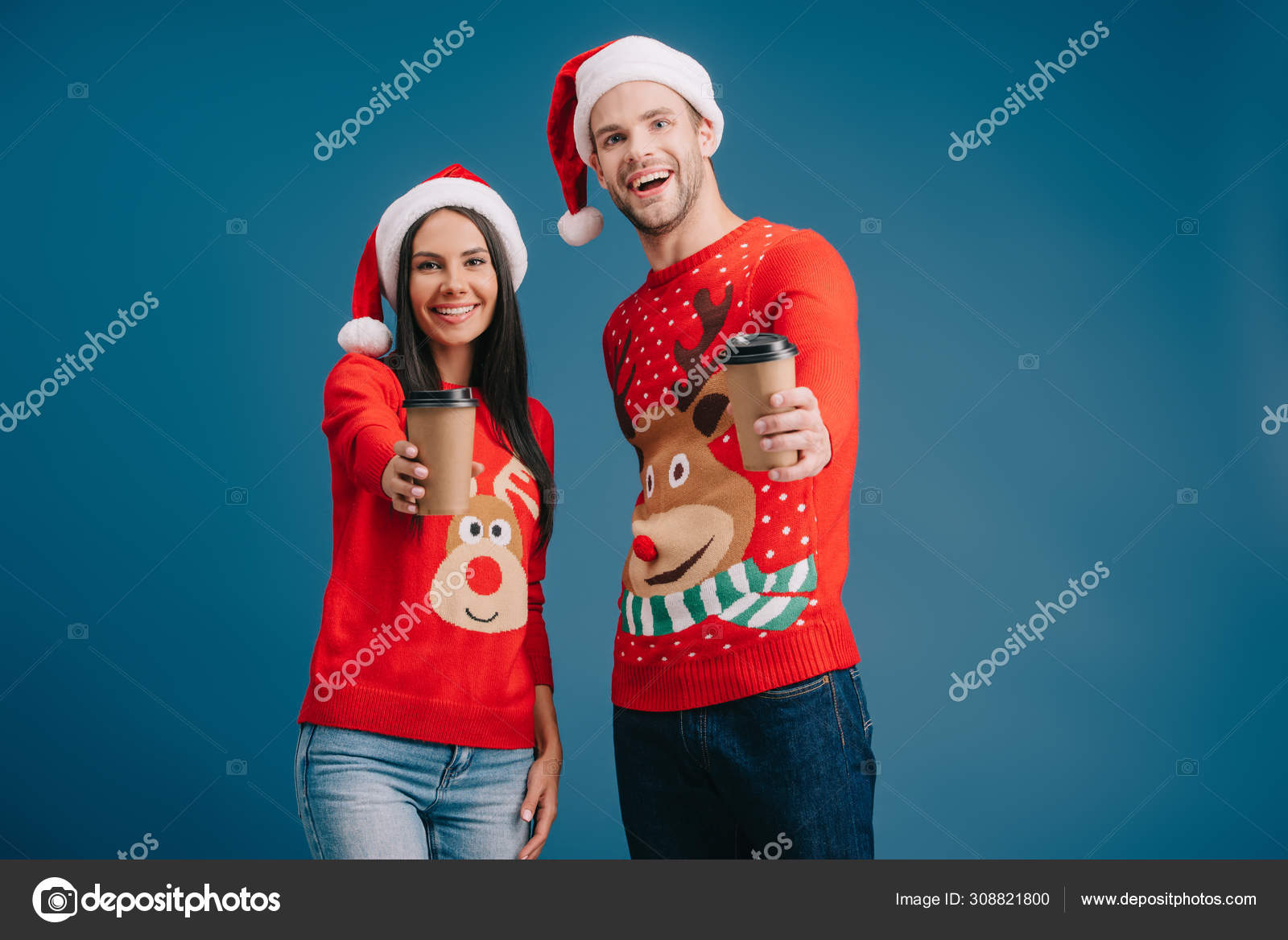 Joli Couple De Noël En Chapeaux De Père Noël Tenant Des Cadeaux
