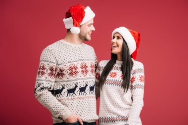 güzel çift santa şapka ve kazak kırmızı izole poz