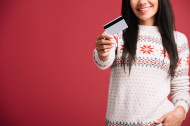 kırmızı izole kredi kartı tutan kış kazak kadın kırpılmış görünümü 