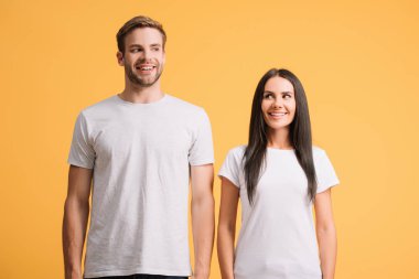 beyaz t-shirt poz güzel neşeli çift, sarı izole
