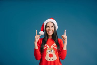 santa şapka güzel kadın mavi izole bir şey işaret