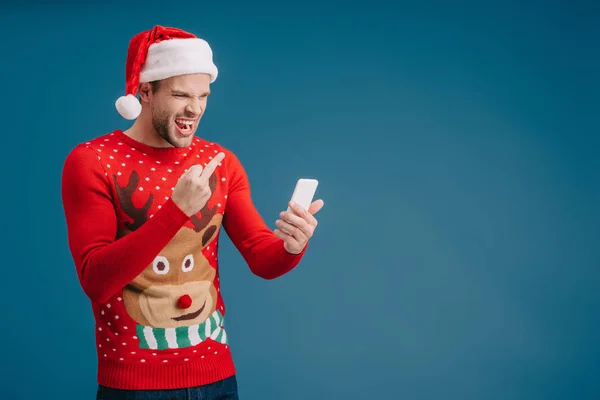 Zły Człowiek Santa Hat Krzyczeć Pokazując Środkowy Palec Smartphone Izolowane — Zdjęcie stockowe