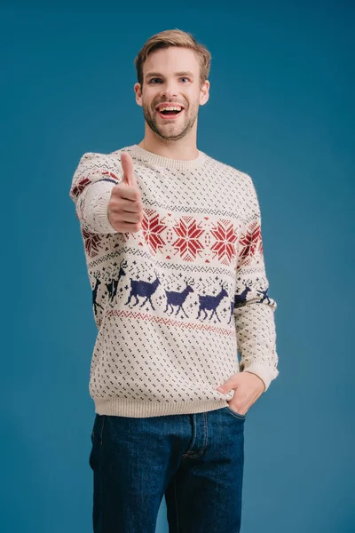 Hombre Feliz Suéter Invierno Mostrando Pulgar Hacia Arriba Aislado Azul — Foto de Stock