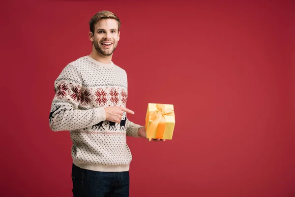 Bonito Homem Apontando Para Natal Caixa Presente Isolado Vermelho — Fotografia de Stock