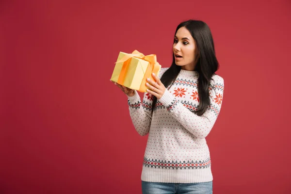 Beautiful Shocked Woman Holding Christmas Present Isolated Red — Stock Photo, Image