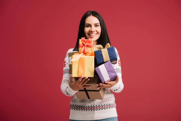 Attraktiv Leende Kvinna Som Håller Julklapp Lådor Isolerade Rött — Stockfoto