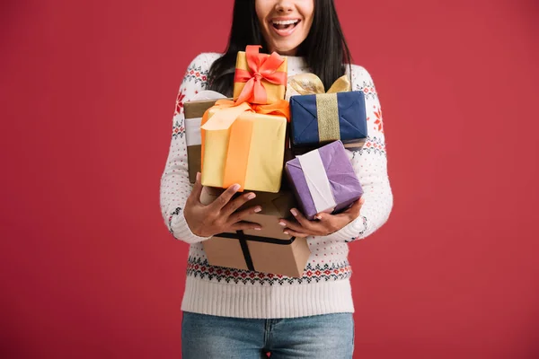 Nyírt Kilátás Boldog Lány Gazdaság Karácsonyi Ajándékokat Elszigetelt Vörös — Stock Fotó