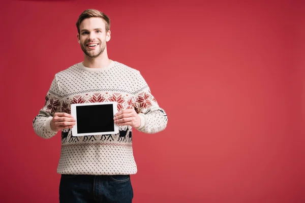 Hombre Sonriente Suéter Invierno Mostrando Tableta Digital Con Pantalla Blanco — Foto de Stock