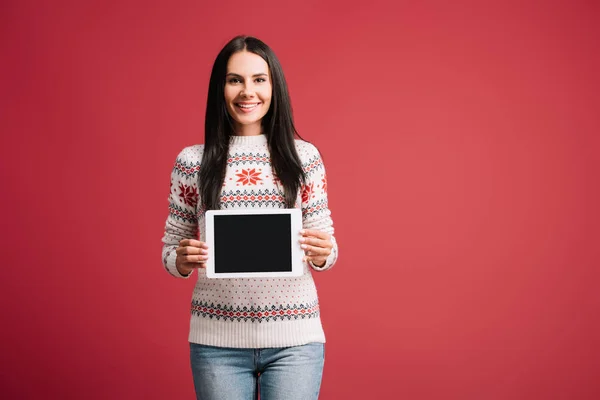 Hermosa Chica Mostrando Tableta Digital Con Pantalla Blanco Aislado Rojo — Foto de Stock