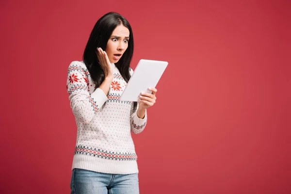 Attractive Shocked Woman Using Digital Tablet Isolated Red — Stock Photo, Image