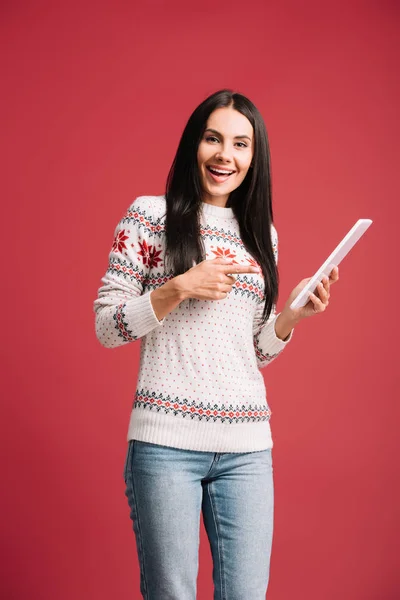 Attraktive Fröhliche Frau Zeigt Auf Digitales Tablet Auf Rotem Grund — Stockfoto