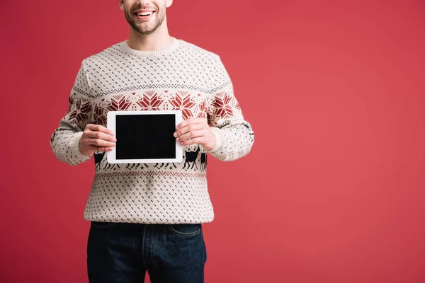 화면디지털 태블릿을 보여주는 스웨터에 남자의 자른보기 빨간색에 — 스톡 사진