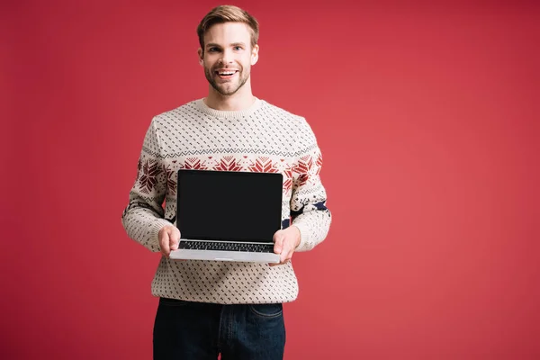 Handsome Smiling Man Showing Laptop Blank Screen Isolated Red — Stock Photo, Image