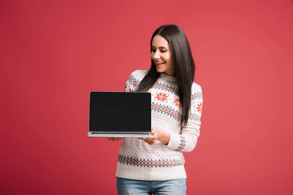 Mosolygós Lány Télen Pulóver Bemutató Laptop Üres Képernyő Elszigetelt Vörös — Stock Fotó