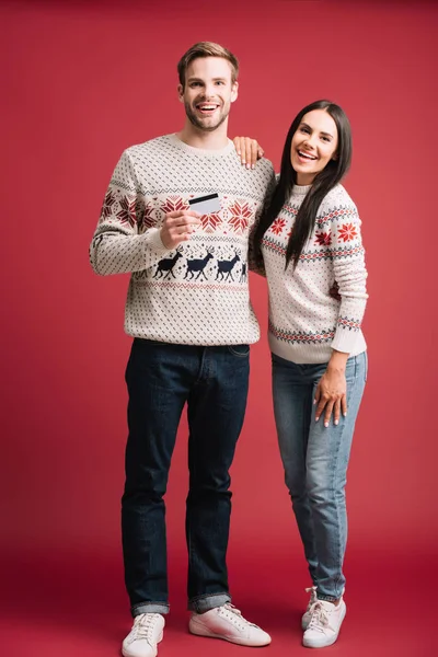 Casal Feliz Camisolas Inverno Segurando Cartão Crédito Para Compras Isolado — Fotografia de Stock