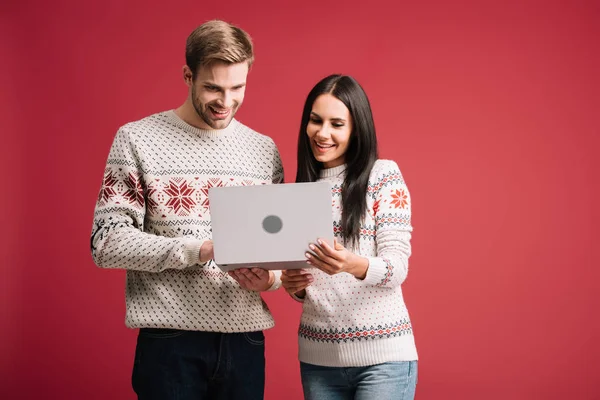 Beautiful Smiling Couple Winter Sweaters Using Laptop Isolated Red — Stock Photo, Image