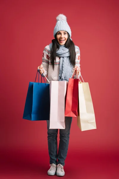 Mujer Sonriente Suéter Invierno Bufanda Sombrero Sosteniendo Bolsas Compras Aislado — Foto de Stock