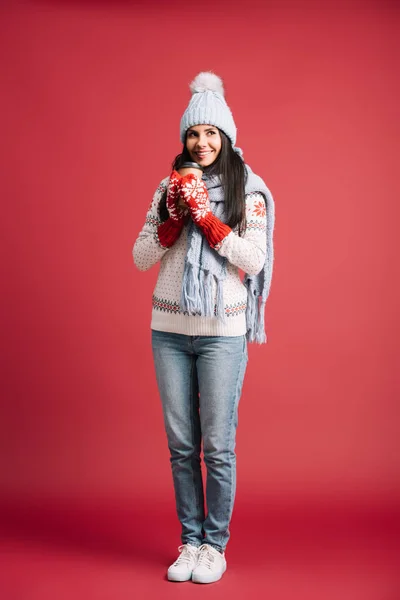 Mujer Alegre Sombrero Invierno Bufanda Manoplas Sosteniendo Café Para Llevar — Foto de Stock