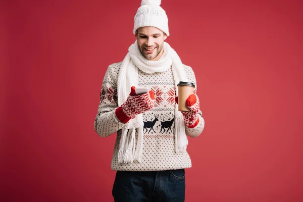 Hombre Sonriente Suéter Invierno Bufanda Sombrero Manoplas Sosteniendo Café Para — Foto de Stock