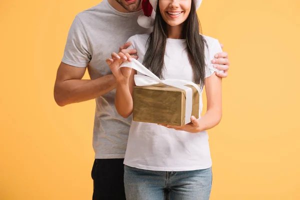 Vista Ritagliata Coppia Cappelli Babbo Natale Tenuta Presente Isolato Giallo — Foto Stock