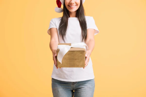 Bijgesneden Weergave Van Lachende Vrouw Santa Hat Houden Christmas Gift — Stockfoto