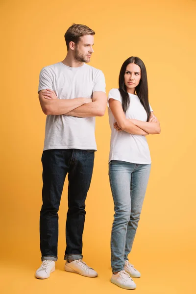 Beledigd Paar Slechte Humeur Staande Met Gekruiste Armen Geel — Stockfoto