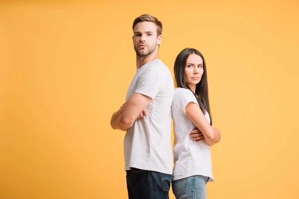 Pareja Ofendida Pie Con Los Brazos Cruzados Aislados Amarillo — Foto de Stock