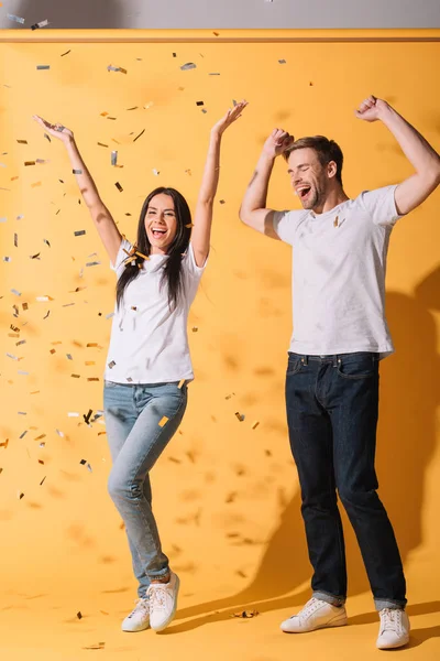 Happy Couple Have Fun Yellow Golden Confetti — Stock Photo, Image