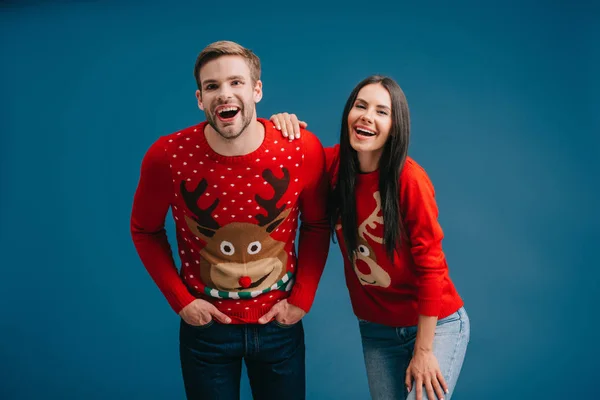 Smějící Dvojice Pózů Vánočních Svetry Izolovaná Modré — Stock fotografie
