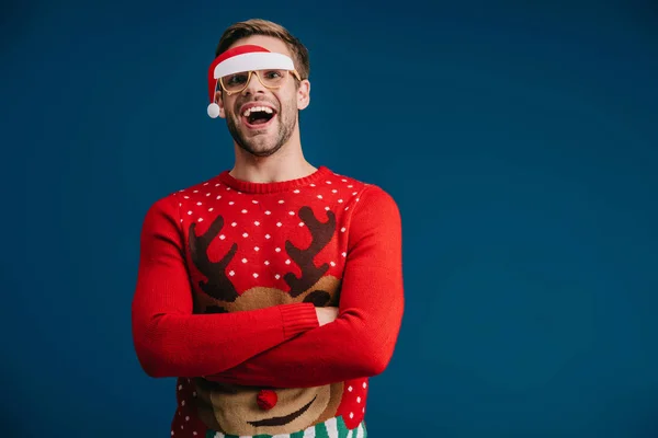 Excitado Homem Posando Camisola Natal Óculos Com Chapéu Santa Isolado — Fotografia de Stock