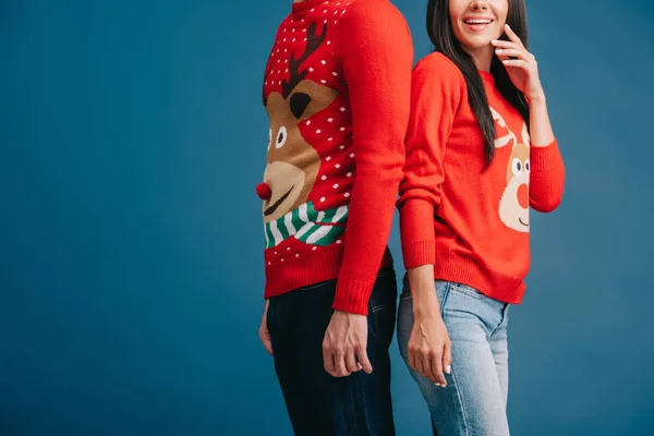 Vista Cortada Casal Camisolas Natal Volta Para Trás Isolado Azul — Fotografia de Stock