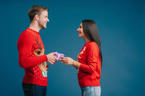 Beautiful Couple Sweaters Holding Christmas Gift Isolated Blue — Stock Photo, Image