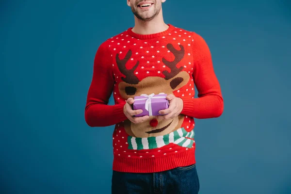 Vista Cortada Homem Suéter Segurando Caixa Presente Natal Isolado Amarelo — Fotografia de Stock