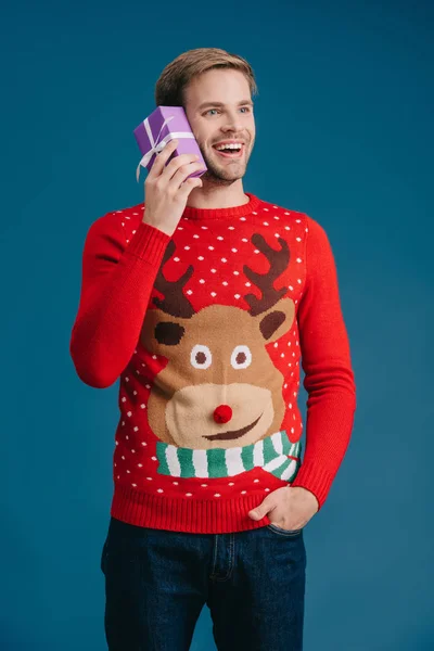 Guapo Feliz Hombre Suéter Celebración Navidad Presente Aislado Amarillo — Foto de Stock