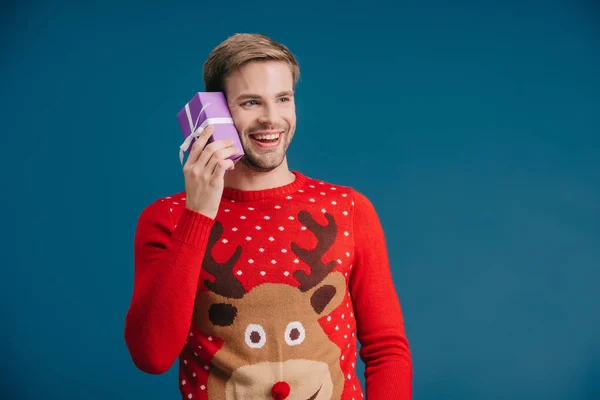 Smiling Young Man Sweater Holding Christmas Present Isolated Yellow — Stock Photo, Image