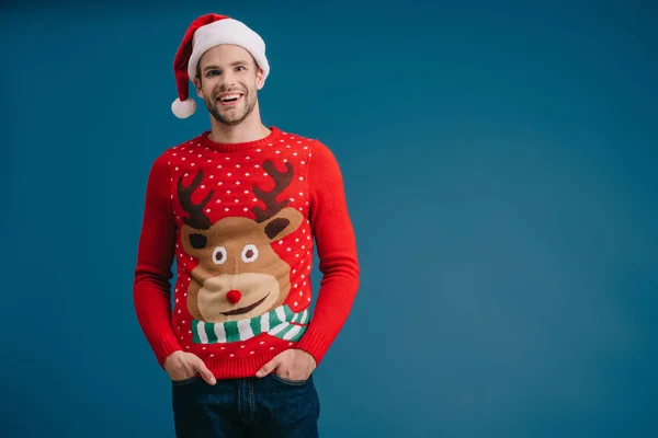 Sorrindo Homem Posando Santa Chapéu Camisola Natal Isolado Azul — Fotografia de Stock