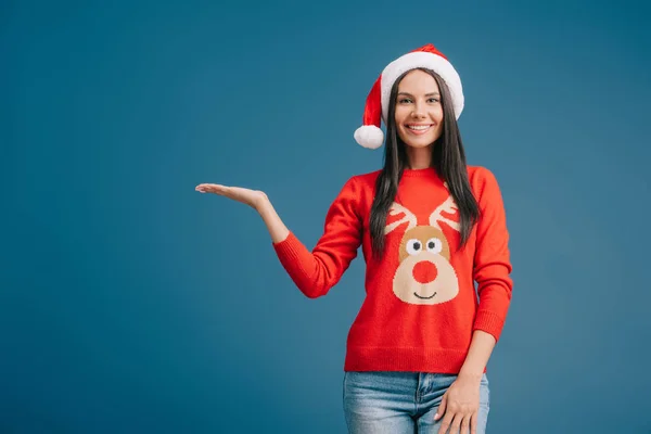 Smiling Woman Santa Hat Showing Something Isolated Blue — Stock Photo, Image