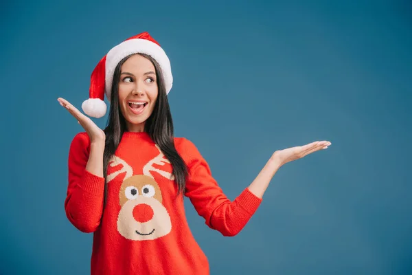 Bella Donna Felice Cappello Babbo Natale Mostrando Qualcosa Isolato Sul — Foto Stock